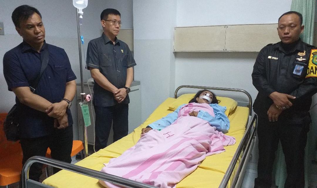 Ketua DPRD Medan Besuk Security Korban Unjukrasa Ketua DPRD Medan Besuk Security Korban Unjukrasa