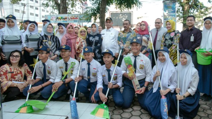 Akhyar Ajak Siswa UPT SMPN 7 Medan Tanam dan Pelihara Pohon