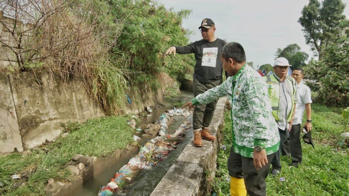Akhyar Tinjau Aliran Sungai Bederah Di Samping Gerbang Tol Helvetia Akhyar Tinjau Aliran Sungai Bederah Di Samping Gerbang Tol Helvetia