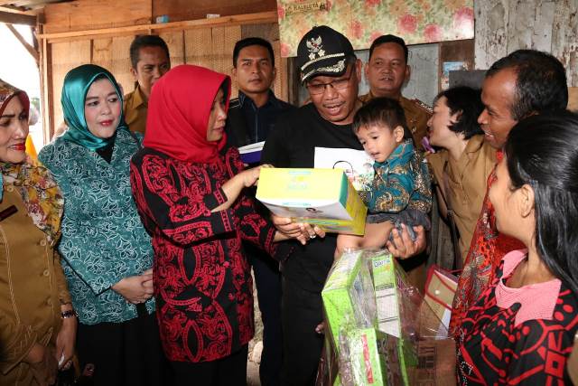 Akhyar Gendong dan Hibur Penderita Stunting