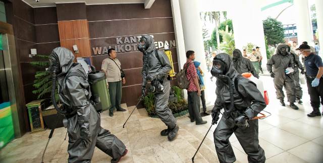 Brimob Poldasu Semprot Cairan Disinfektan Brimob Poldasu Semprot Cairan Disinfektan