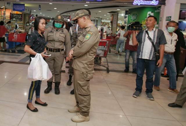 Satpol PP Awasi Anak Sekolah Di Pusat Keramaian