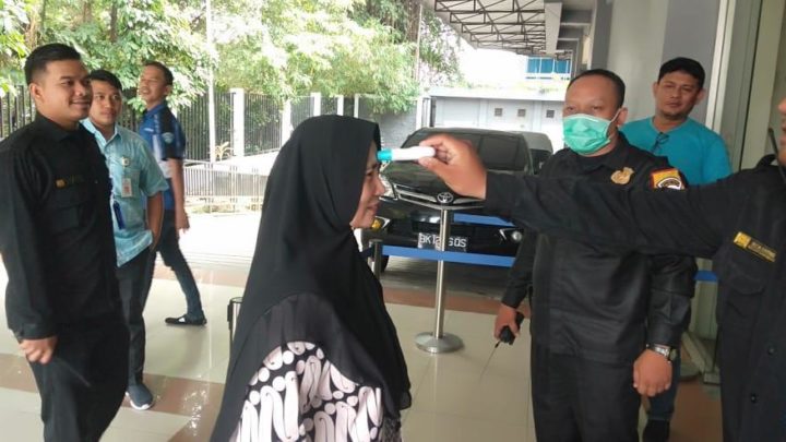 DPRD Medan Periksa Suhu Badan Pegawai Dan Tamu