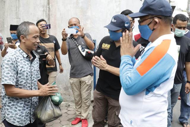 Akhyar Apresiasi GMM Bagikan Sembako Kepada Masyarakat Akhyar Apresiasi GMM Bagikan Sembako Kepada Masyarakat