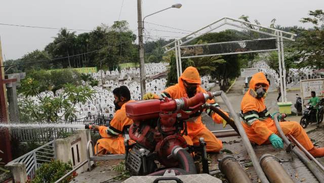 Tim Gugus Tugas Covid-19 Kota Medan Semprotkan Disinfektan Di Griya I
