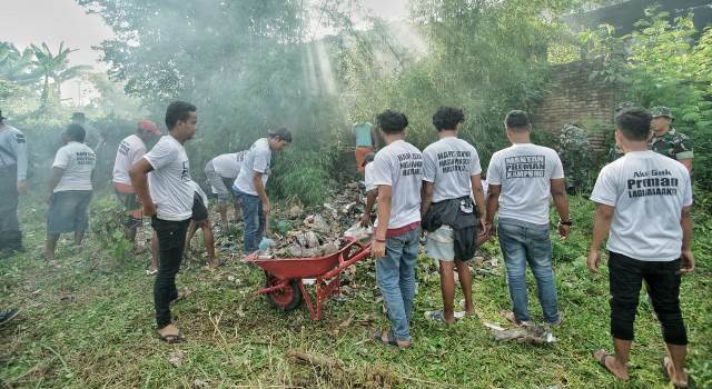 Pemko Medan, TNI dan Polri Bersihkan Bantaran Sungai Deli Pemko Medan, TNI dan Polri Bersihkan Bantaran Sungai Deli