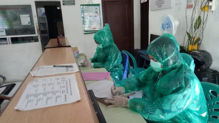 Dewan Prihatin, Petugas Puskesmas Polonia Pakai Jas Hujan Pengganti APD