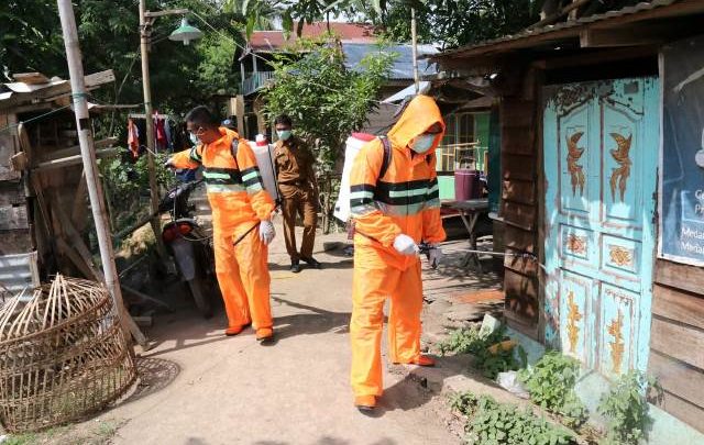 Gugus Tugas Covid-19 Kota Medan Semprotkan Disinfektan Di Medan Labuhan