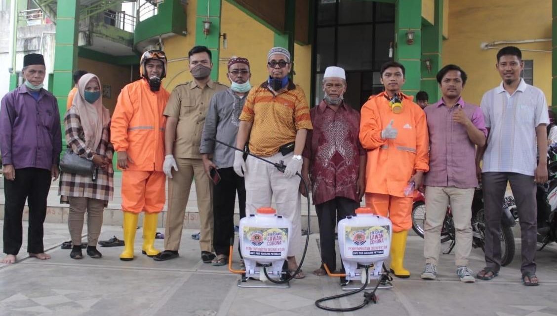 Anggota DPRD Medan Semprot Disinfektan Di Sejumlah Masjid Anggota DPRD Medan Semprot Disinfektan Di Sejumlah Masjid