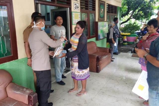 Medan Barat Salurkan Sembako Untuk 1.263 Warga Medan Barat Salurkan Sembako Untuk 1.263 Warga