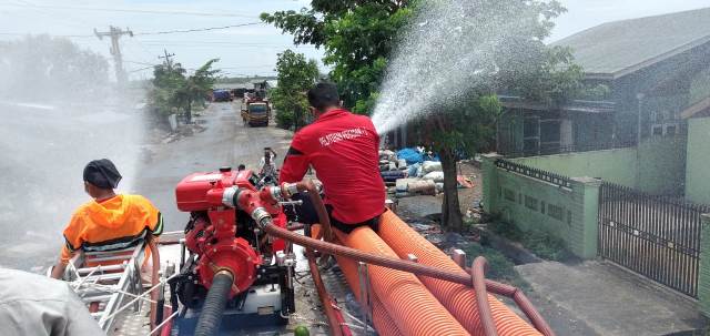 Tim Gugus Tugas Covid-19 Medan Semprot Disinfektan Di TPA Terjun