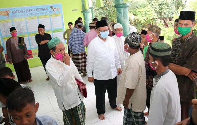 Akhyar Bagikan Masker Di Masjid Al Ikhlas Medan Deli