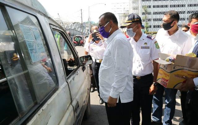 Plt. Walikota Medan Bagikan Masker Di Seputaran Lapangan Merdeka