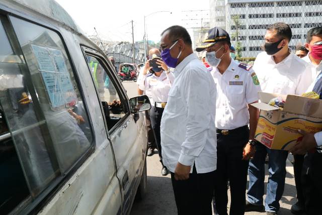 Plt. Walikota Medan Bagikan Masker Di Seputaran Lapangan Merdeka Plt. Walikota Medan Bagikan Masker Di Seputaran Lapangan Merdeka