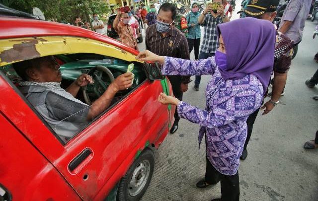 Nurul Akhyar Bersama TP PKK Medan Barat Bagikan Sembako Dan Masker