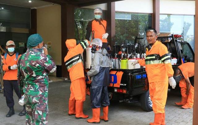 Lagi, Tim Gugus Tugas Seser Kantor Pelayanan Untuk Disemprot Disinfektan