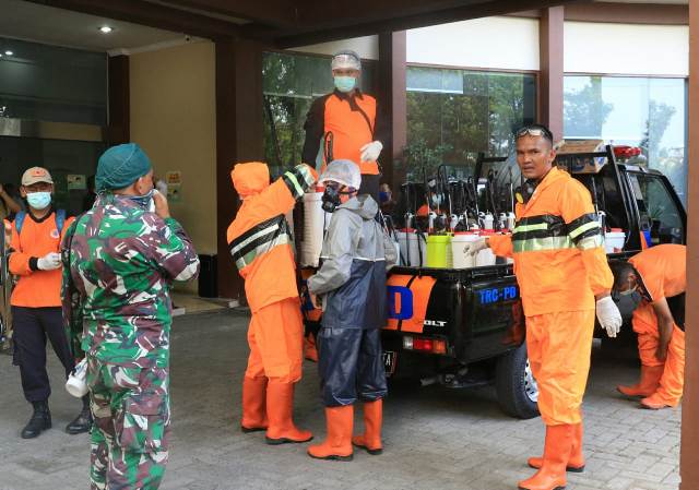 Lagi, Tim Gugus Tugas Seser Kantor Pelayanan Untuk Disemprot Disinfektan