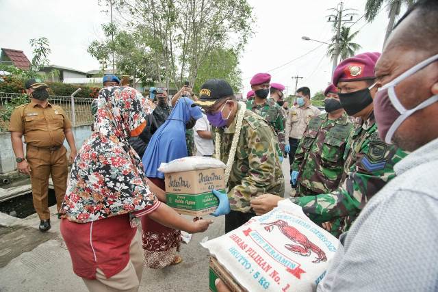 Akhyar Apresiasi Yonmarhanlan I Belawan Bagikan 2.200 Paket Sembako