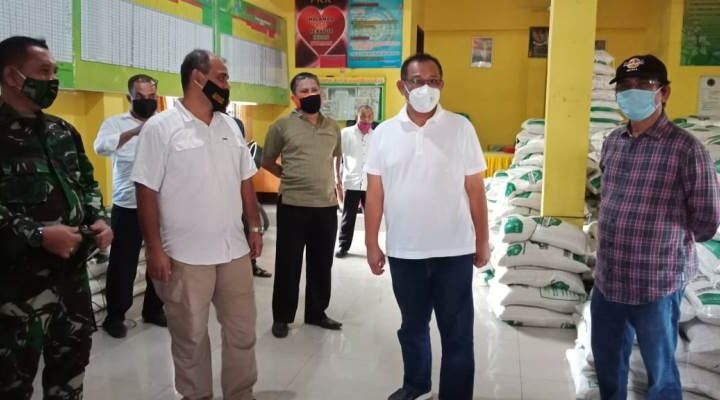 Akhyar Tinjau Penyerahan Bansos Tahap II Di 3 Kelurahan