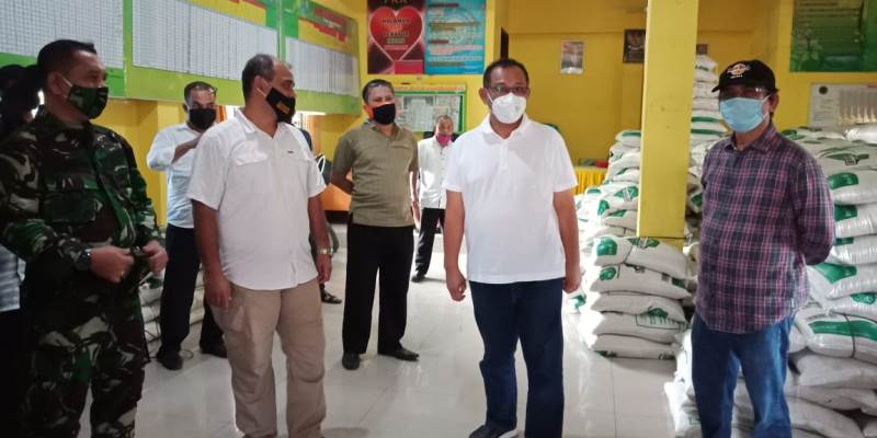 Akhyar Tinjau Penyerahan Bansos Tahap II Di 3 Kelurahan