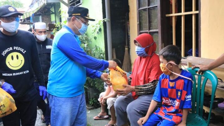 Akhyar Bersama PT Arrahman Berkah Wisata Bagikan Bantuan Ke Rumah Warga