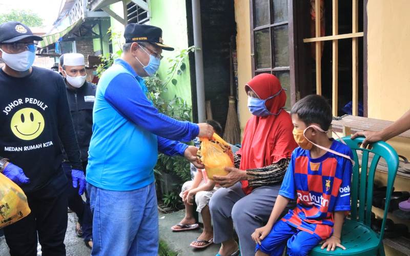 Akhyar Bersama PT Arrahman Berkah Wisata Bagikan Bantuan Ke Rumah Warga