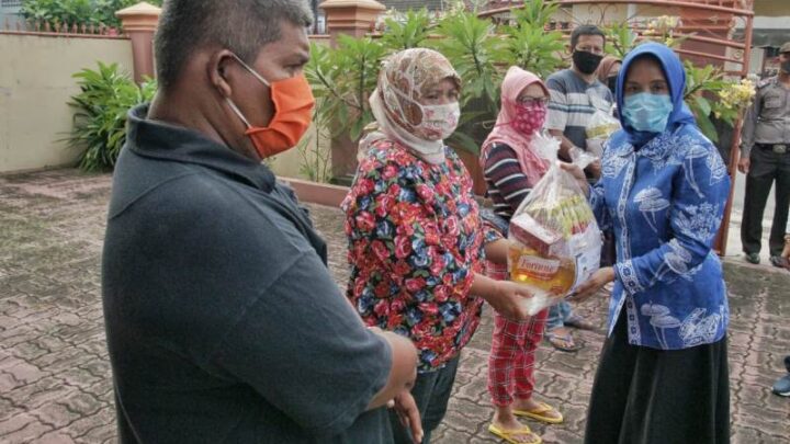 Plt. Ketua TP PKK Medan Serahkan Bantuan Kepada Penyandang Disabilitas
