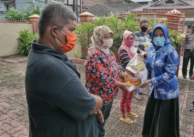 Plt. Ketua TP PKK Medan Serahkan Bantuan Kepada Penyandang Disabilitas
