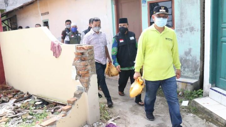Masuki Lorong Sempit, Akhyar Bagikan Langsung Sembako Ke Rumah Warga