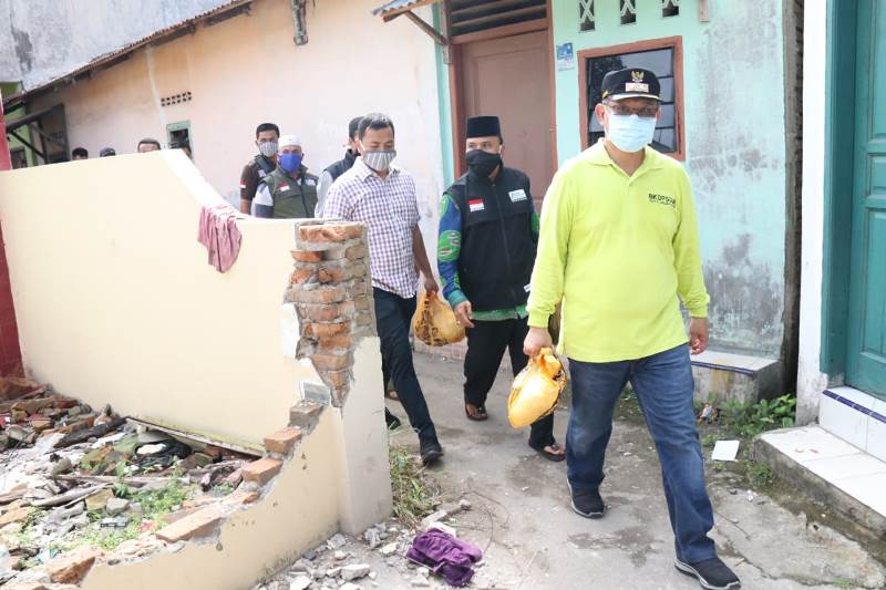 Masuki Lorong Sempit, Akhyar Bagikan Langsung Sembako Ke Rumah Warga Masuki Lorong Sempit, Akhyar Bagikan Langsung Sembako Ke Rumah Warga