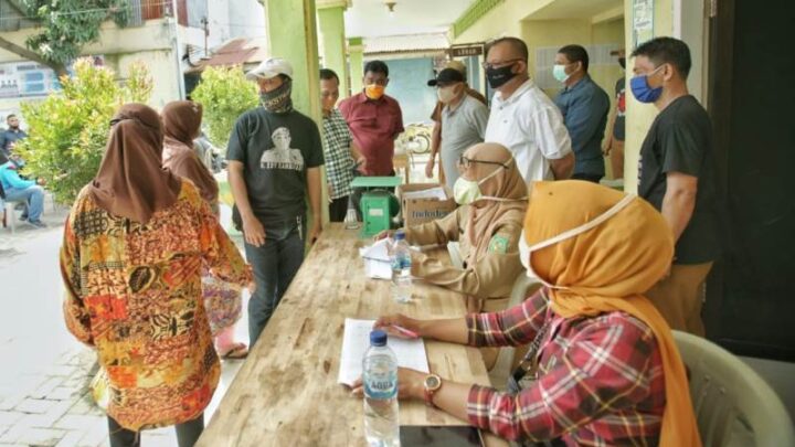 Akhyar Tinjau Penyaluran Bansos Tahap II di Kelurahan Mabar