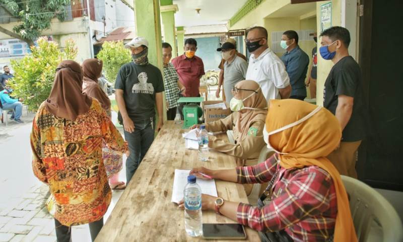 Akhyar Tinjau Penyaluran Bansos Tahap II di Kelurahan Mabar