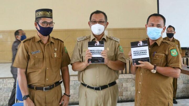 Akhyar Serahkan 1.376 Notebook Untuk SMP & SDN Di Kota Medan