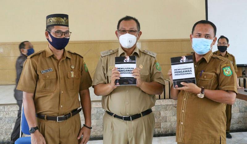 Akhyar Serahkan 1.376 Notebook Untuk SMP & SDN Di Kota Medan