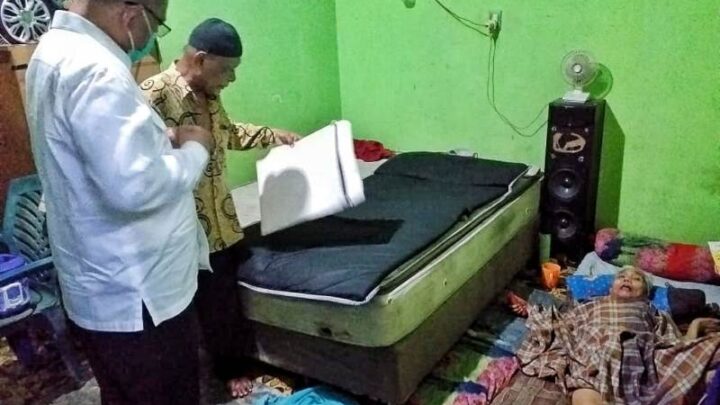 Akhyar Kunjungi Warga Yang Sedang Sakit