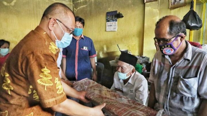 Akhyar Tinjau dan Berikan Bantuan Kepada Korban Kebakaran di Jalan Seto