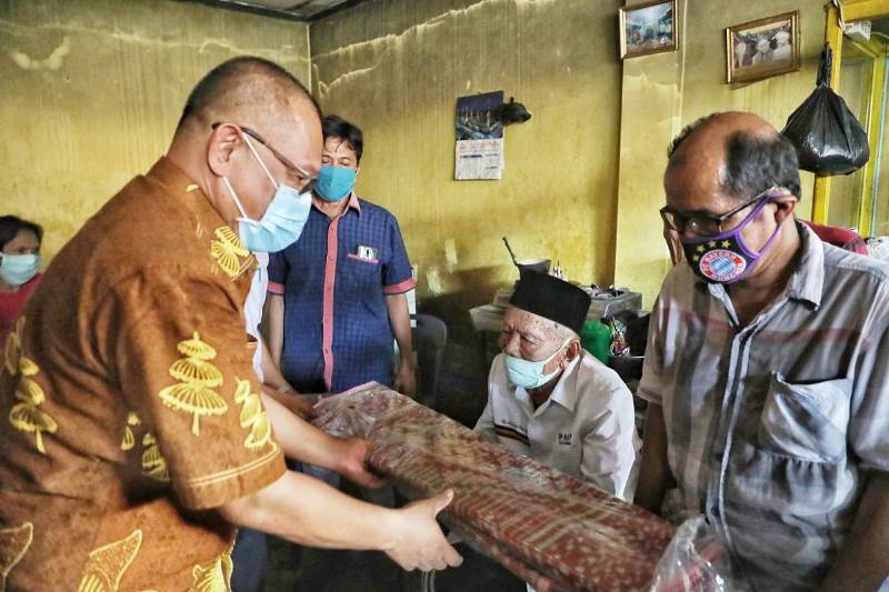 Akhyar Tinjau dan Berikan Bantuan Kepada Korban Kebakaran di Jalan Seto