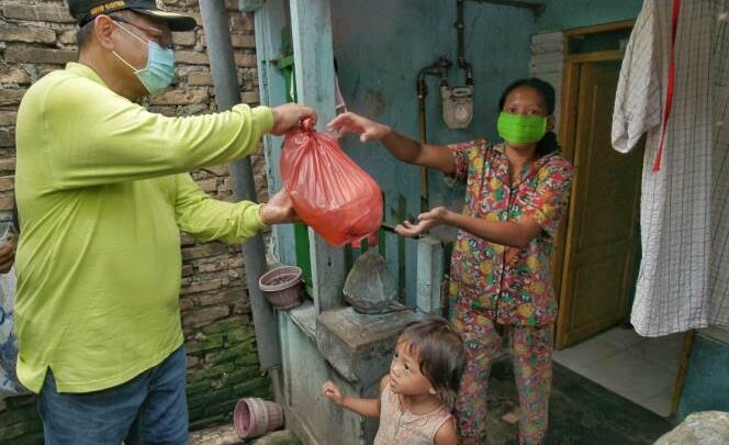 Akhyar Berikan Bantuan Langsung Ke Rumah Warga Di TSM III