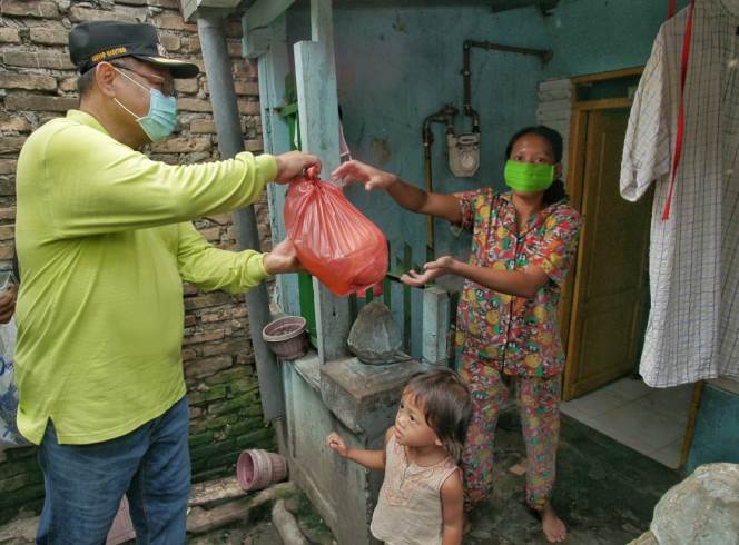 Akhyar Berikan Bantuan Langsung Ke Rumah Warga Di TSM III