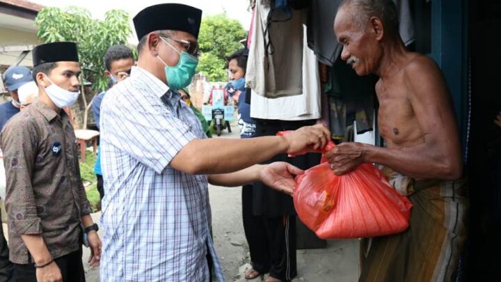 Akhyar Bantu Warga Terdampak Covid-19 Di Sekitar Masjid Al Mustaqim Helvetia