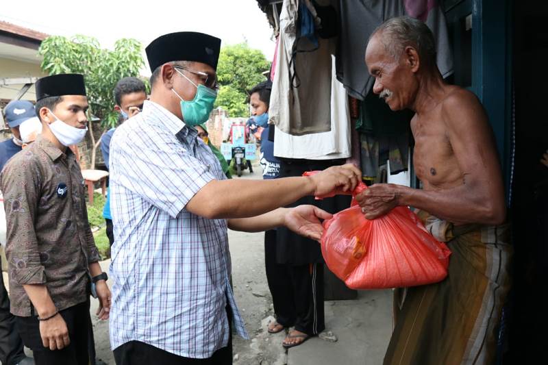 Akhyar Bantu Warga Terdampak Covid-19 Di Sekitar Masjid Al Mustaqim Helvetia Akhyar Bantu Warga Terdampak Covid-19 Di Sekitar Masjid Al Mustaqim Helvetia