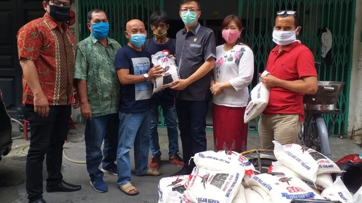 Ketua DPRD Medan dan Wakil Ketua Komisi IV Berbagi Kepada Wartawan