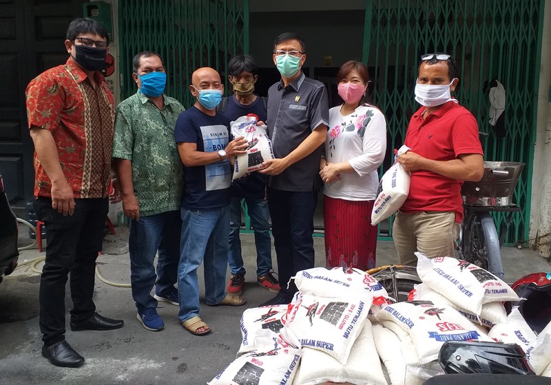 Ketua DPRD Medan dan Wakil Ketua Komisi IV Berbagi Kepada Wartawan