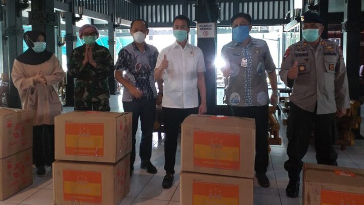 Ketua F-PG DPRD Medan Bagikan 500 APD Kepada 6 Rumah Sakit