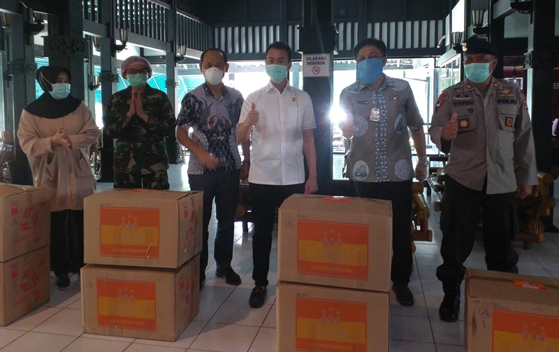 Ketua F-PG DPRD Medan Bagikan 500 APD Kepada 6 Rumah Sakit
