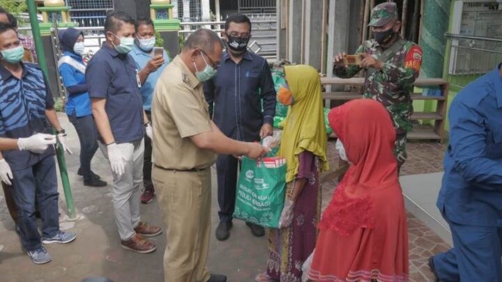 Akhyar Bagikan 300 Paket CSR Indomaret dan PT Sari Husada Kepada Warga