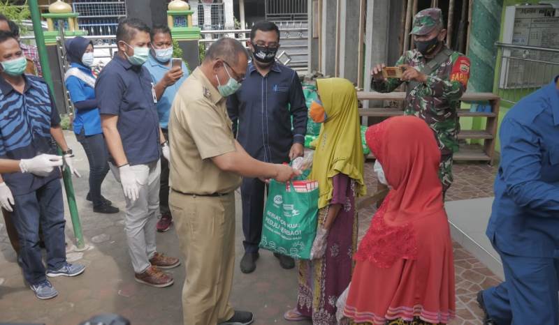 Akhyar Bagikan 300 Paket CSR Indomaret dan PT Sari Husada Kepada Warga