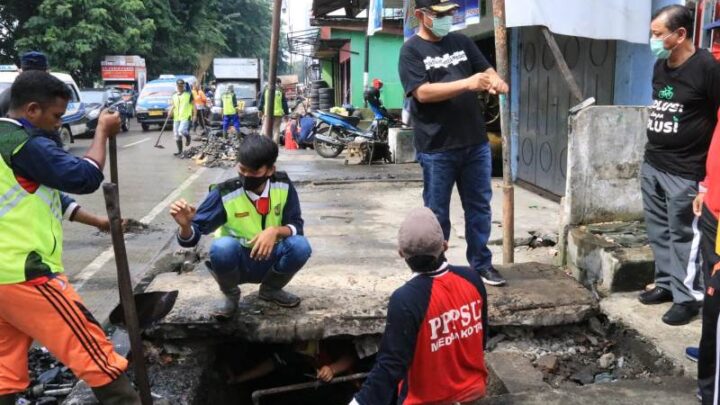 Pimpin Pembersihan Drainase, Akhyar: Bekerjalah Dengan Ilmu Pengetahuan dan Sungguh-Sungguh