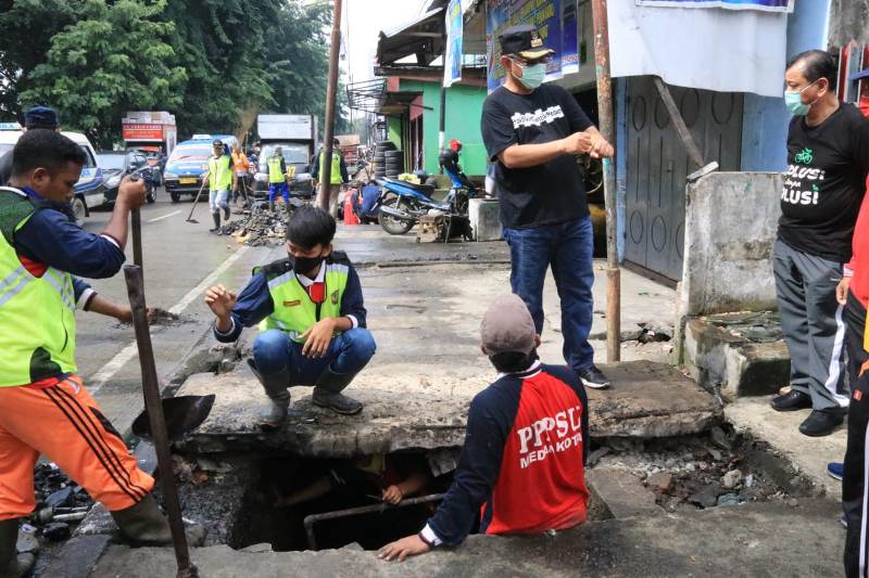 Pimpin Pembersihan Drainase, Akhyar: Bekerjalah Dengan Ilmu Pengetahuan dan Sungguh-Sungguh Pimpin Pembersihan Drainase, Akhyar: Bekerjalah Dengan Ilmu Pengetahuan dan Sungguh-Sungguh