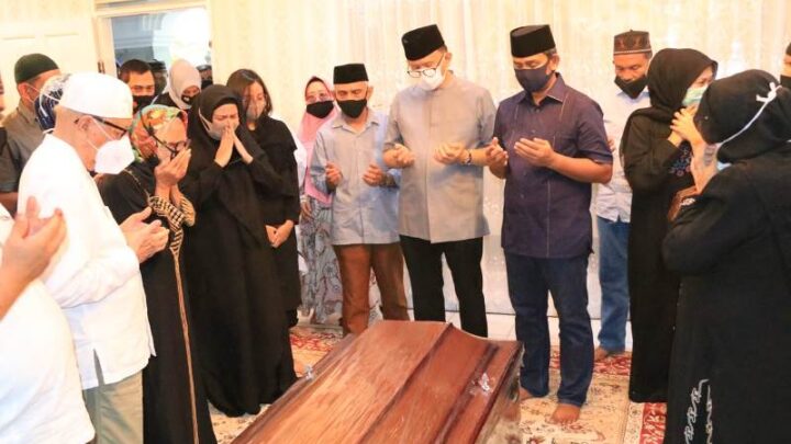 Sampaikan Rasa Duka, Akhyar Melayat Ibunda Sekda Kota Medan